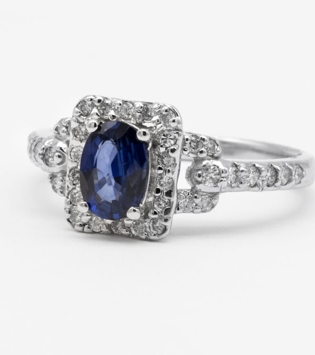 Choosing the Perfect Gift for the 10th Anniversary: Diamond or Blue Sapphire?