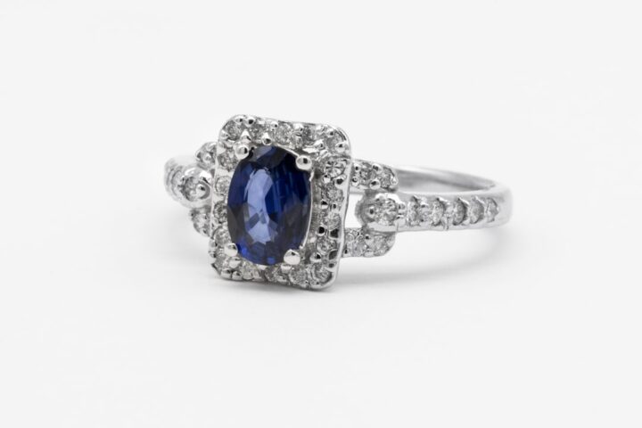 Choosing the Perfect Gift for the 10th Anniversary: Diamond or Blue Sapphire?