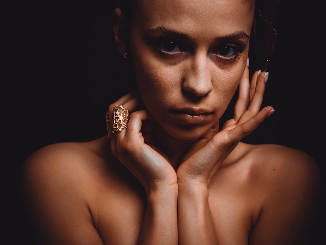 Woman wearing a large statement cocktail ring — dramatic jewelry for Leo women