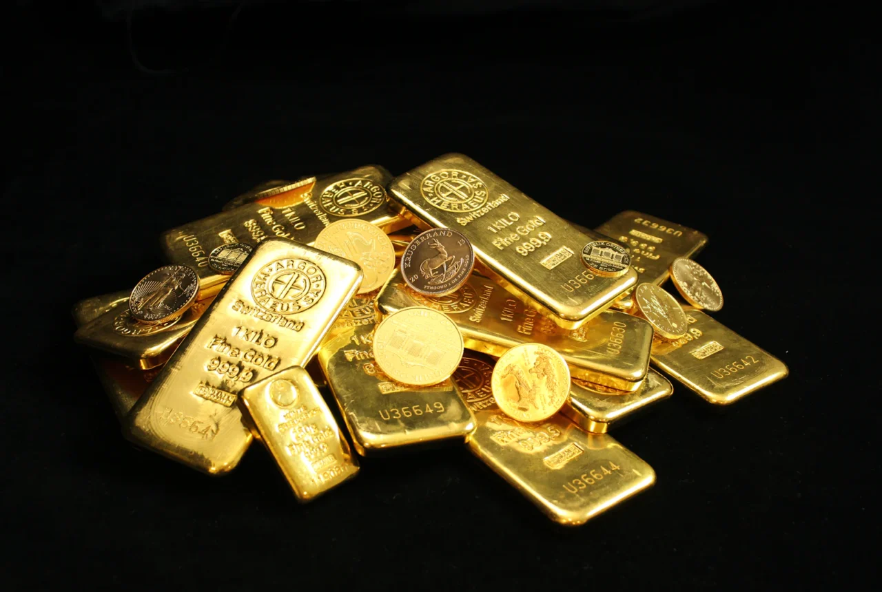 Pile of gold bullion coins and bars, none of which react to a magnet