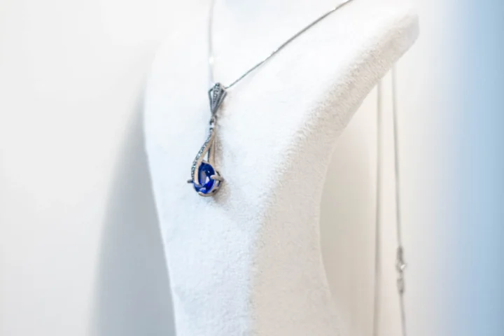Mom Birthstone Necklace: How to Choose Stones, Chain and Metal