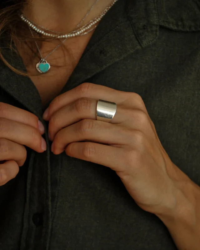 Does Sterling Silver Turn Skin Green? Causes and Easy Fixes